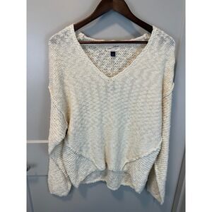 NWT Universal Threads Cream V-Neck Raglan Knit Sweater Size Medium